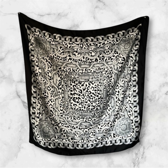 MADE IN ITALY 🇮🇹 LEOPARD & CHAINS BLACK EDGES 35” SCARF - Picture 10 of 11